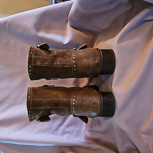 Frye Vicky Stud Engineer Boots - Size 7.5 - Chestnut Soft Oiled Suede - Picture 4 of 4